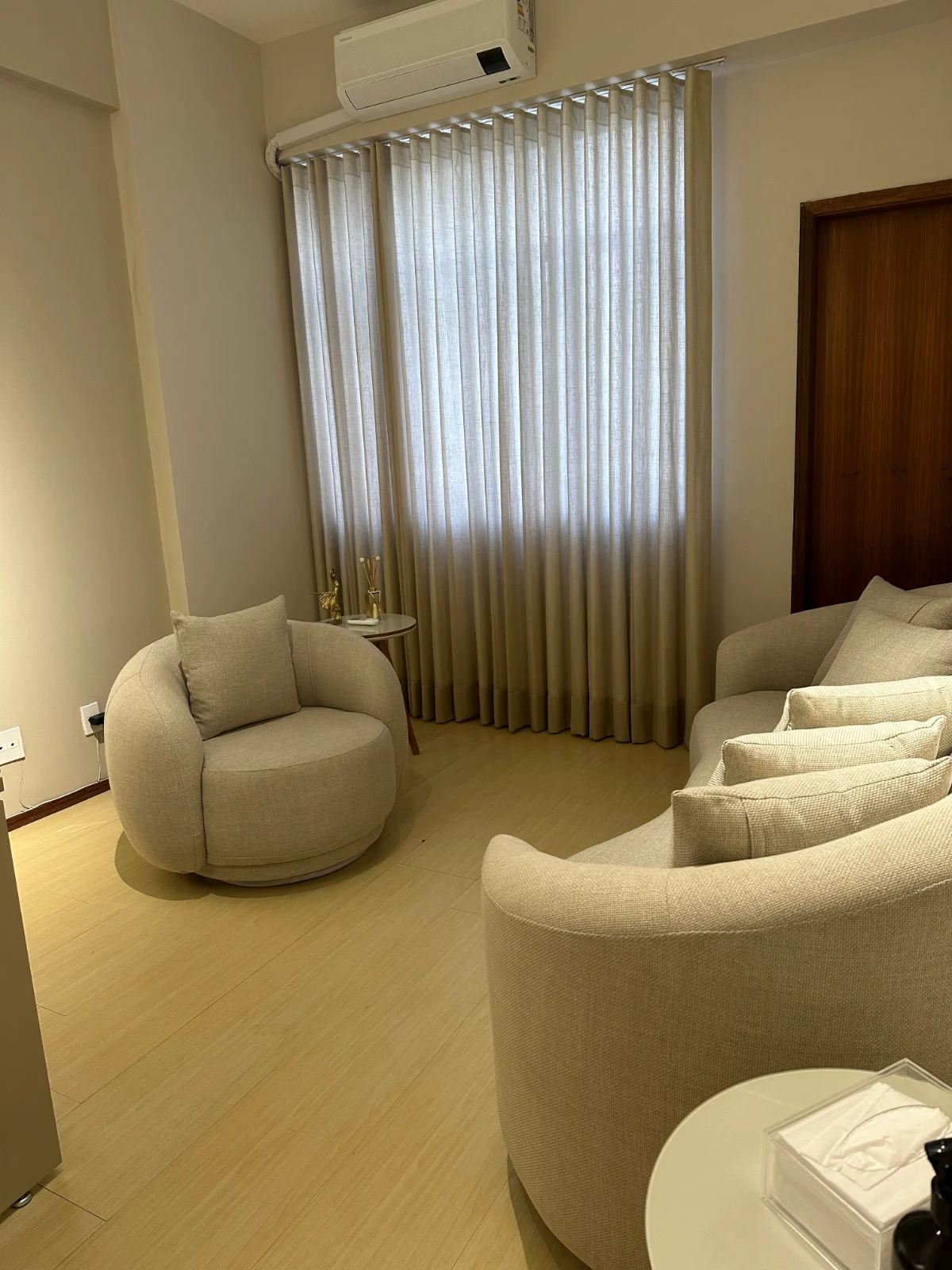 Sala de atendimento presencial em Belo Horizonte, com poltronas claras e iluminação natural