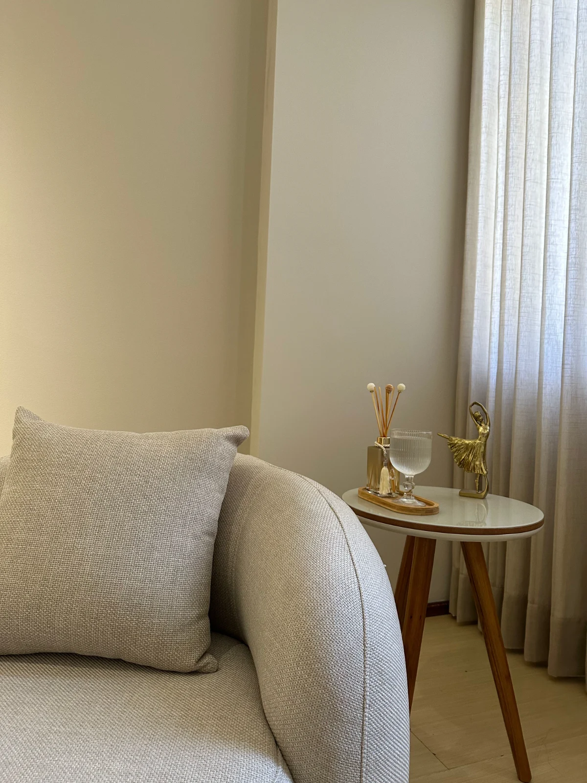 Detalhe acolhedor do consultório, com mesa lateral e objetos delicados